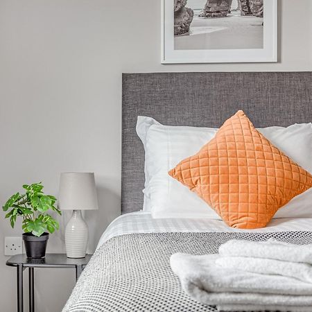 Contemporary 2 Bedroom Apt, Town Centre By Tent Serviced Apartments 彻特西 外观 照片