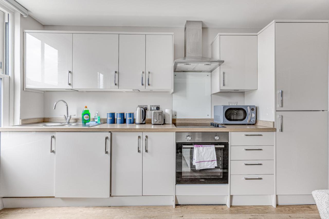 Contemporary 2 Bedroom Apt, Town Centre By Tent Serviced Apartments 彻特西 外观 照片